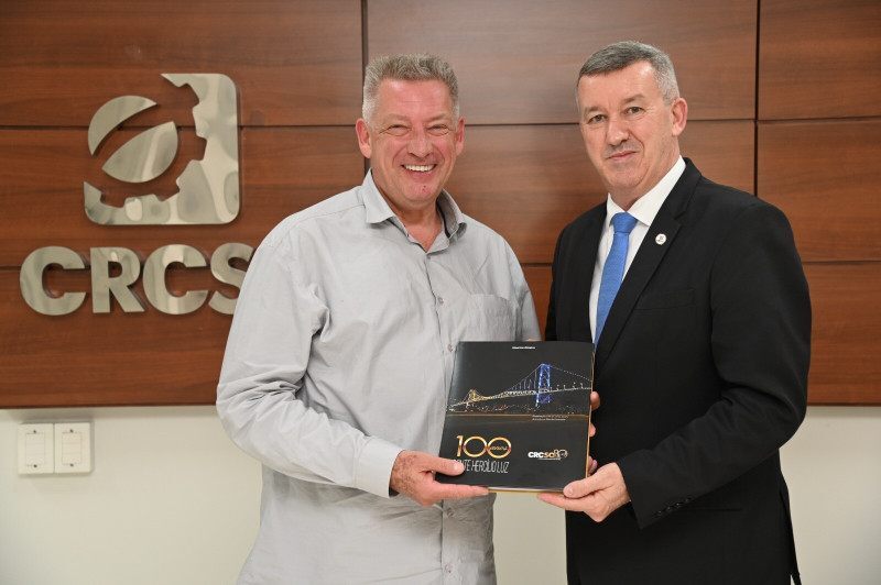 Na oportunidade, o presidente entregou ao professor Valter o livro em comemoração dos 100 anos da Ponte Hercílio Luz, o qual contou com o apoio do CRCSC. 