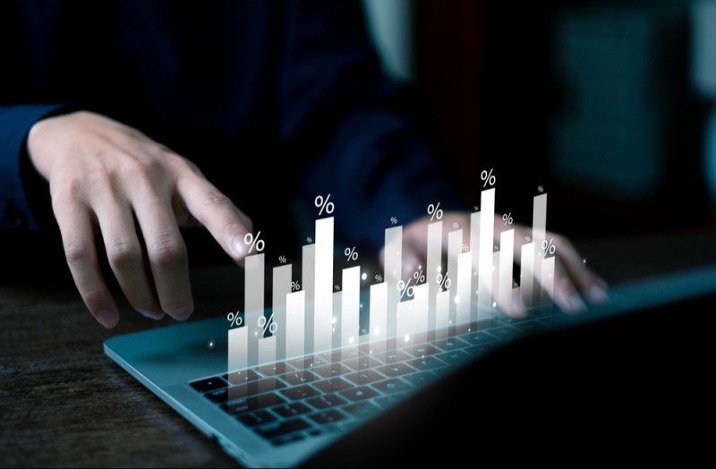 Nos próximos três meses, empresas seguem pressionadas por juros altos e necessidade crescente de financiar despesas do dia a dia; cenário deve levar a aperto de margens e ajuste dos preços.
