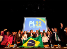Fl&aacute;vio Bolsonaro destaca trajet&oacute;ria de combate ao crime, &agrave; corrup&ccedil;&atilde;o e de defesa dos aposentados de Alfredo Gaspar, o vice escolhido