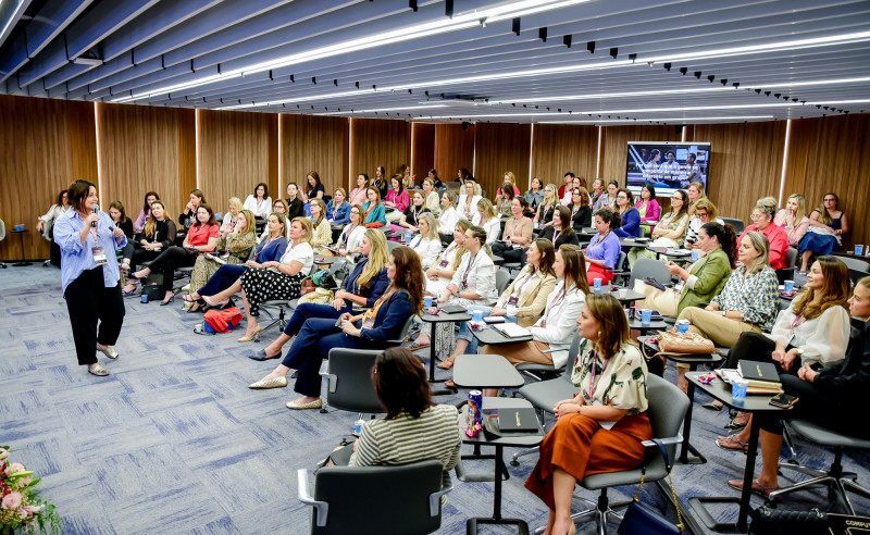 Mulheres participam e formação na Academia FIESC de Negócios.


