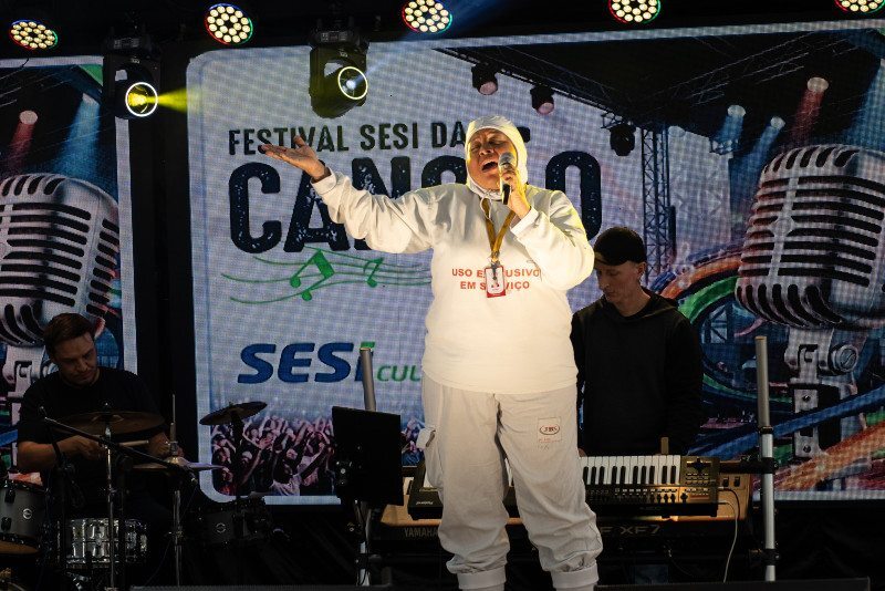 Trabalhadora da JBS se apresenta no Festival da Canção da Indústria 