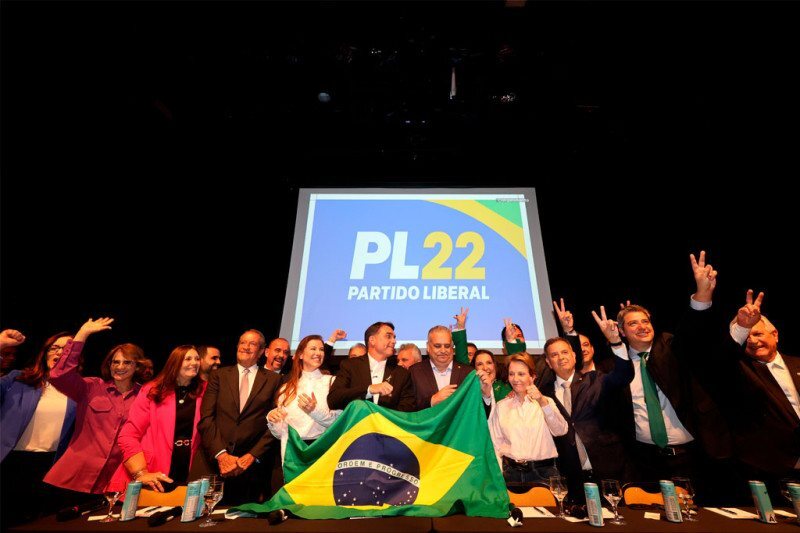 Flávio Bolsonaro destaca trajetória de combate ao crime, à corrupção e de defesa dos aposentados de Alfredo Gaspar, o vice escolhido
