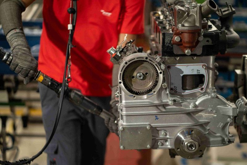 A indústria brasileira segue investindo em máquinas e equipamentos novos, mas ainda dá os primeiros passos na modernização tecnológica do parque fabril.