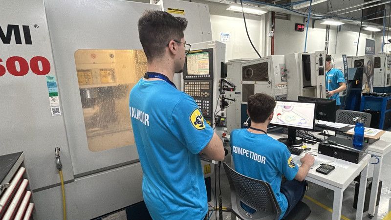 Na prática, os competidores recebem, no início da prova, o desenho técnico da peça que deverá ser produzida. 