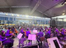 Orquestra Musicarium diante da plateia na Escola SESI de Joinville em 2025.