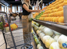O consumidor brasileiro continua indo ao supermercado, mas est&aacute; saindo com carrinhos menores.