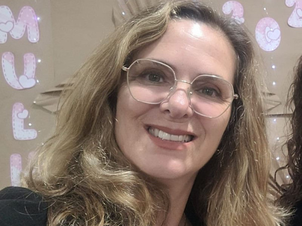 -A escritora Joinvilense Susana St&auml;helin, autora do livro "74"