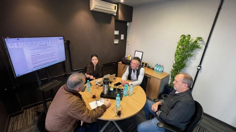 Charles Costi, e o assessor da Presidência do CREA-SC e coordenador da Unicrea, administrador Eduardo Bridi, estiveram em reunião com representantes do Sebrae na região.