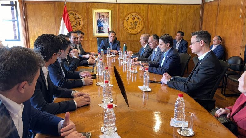 Reunião no Ministério da Indústria e Comércio do Paraguai debate parcerias estratégicas.