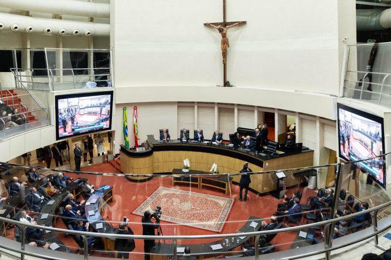 A solenidade aconteceu no Plenário da Alesc.