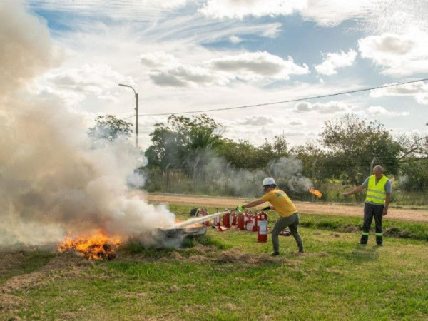 A compet&ecirc;ncia para emitir a AAC, de acordo com o C&oacute;digo Florestal, &eacute; estadual, por&eacute;m, a nova resolu&ccedil;&atilde;o permite a delega&ccedil;&atilde;o dessa compet&ecirc;ncia para os Munic&iacute;pios, desde que o &oacute;rg&atilde;o ambiental local tenha capacidade t&eacute;cnica comprovada.