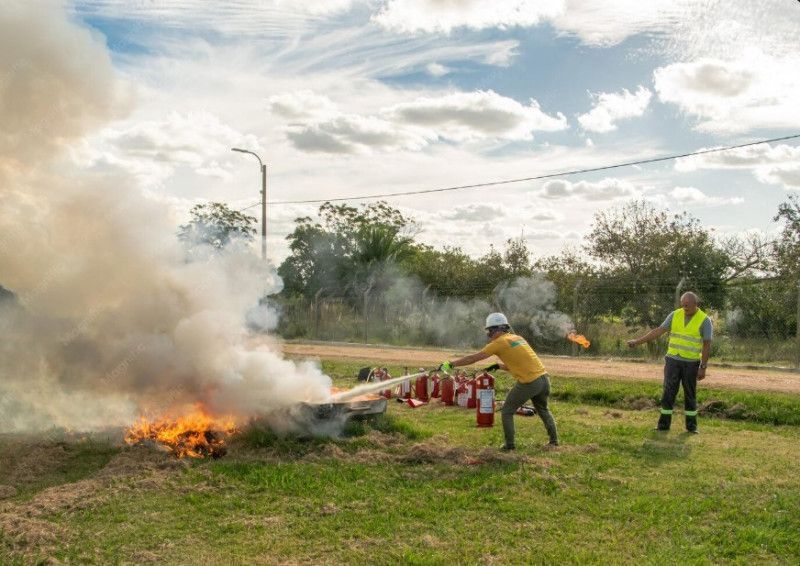 A competência para emitir a AAC, de acordo com o Código Florestal, é estadual, porém, a nova resolução permite a delegação dessa competência para os Municípios, desde que o órgão ambiental local tenha capacidade técnica comprovada.