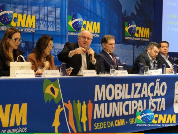 Foram mapeadas pela CNM 58 proposi&ccedil;&otilde;es  referentes ao piso  salarial de 33  carreiras com impacto financeiro superior a R$ 80 bilh&otilde;es por ano. 
