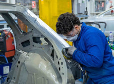 Queda se d&aacute; em rela&ccedil;&atilde;o ao mesmo per&iacute;odo do ano passado; horas trabalhadas na produ&ccedil;&atilde;o e uso do parque fabril tamb&eacute;m ca&iacute;ram, assim como o emprego industrial.