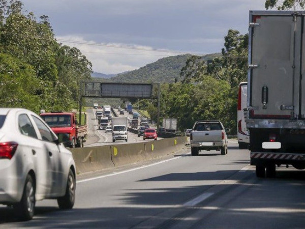 A a&ccedil;&atilde;o beneficia n&atilde;o apenas as empresas e os profissionais do transporte, mas toda a sociedade, ao refor&ccedil;ar a seguran&ccedil;a nas rodovias catarinenses.
