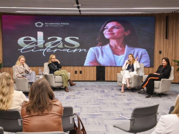 A forma&ccedil;&atilde;o continuada e a prepara&ccedil;&atilde;o para assumir vagas de chefia ent&atilde;o entre os fatores que permitiram o avan&ccedil;o da presen&ccedil;a feminina em cargos com poder de decis&atilde;o na ind&uacute;stria. 