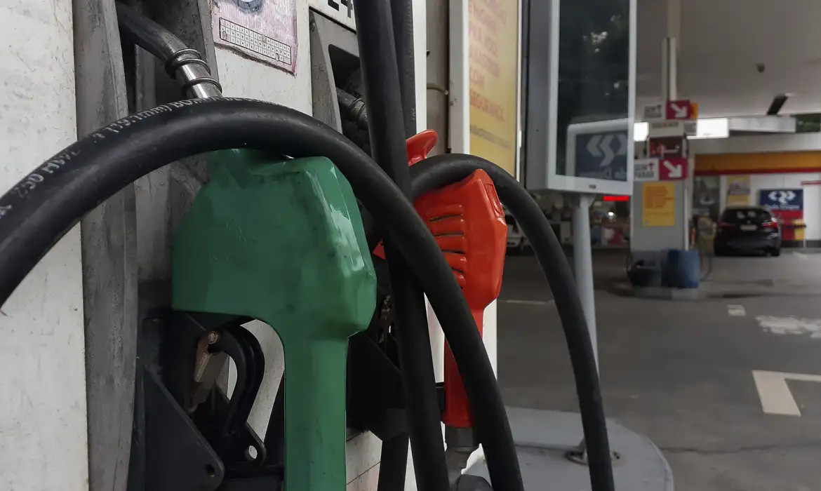 Segunda maior refinaria do país reduz preço da gasolina em 11,3%