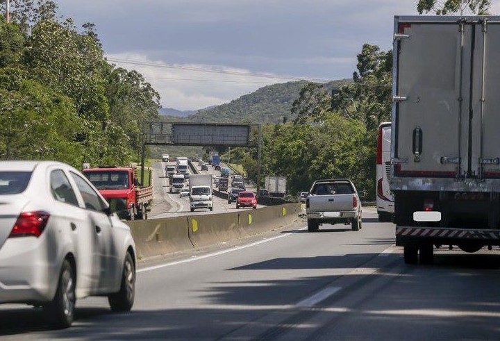 A a&ccedil;&atilde;o beneficia n&atilde;o apenas as empresas e os profissionais do transporte, mas toda a sociedade, ao refor&ccedil;ar a seguran&ccedil;a nas rodovias catarinenses.