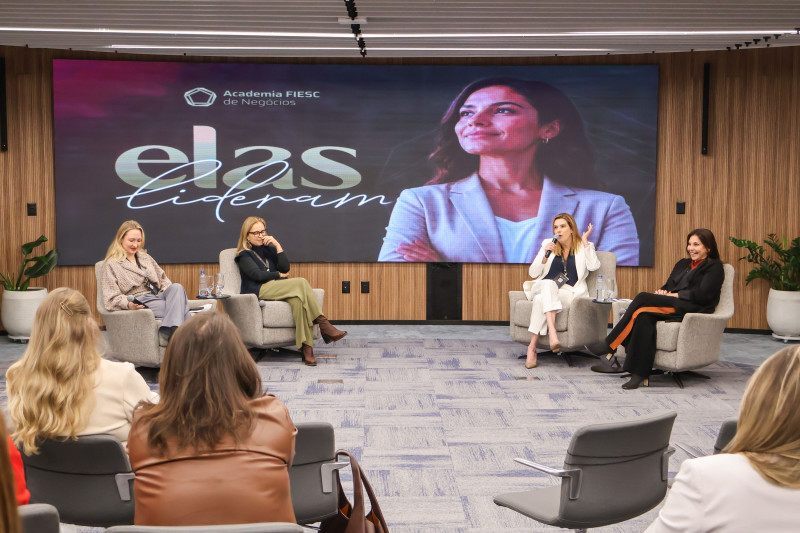 A formação continuada e a preparação para assumir vagas de chefia então entre os fatores que permitiram o avanço da presença feminina em cargos com poder de decisão na indústria. 
