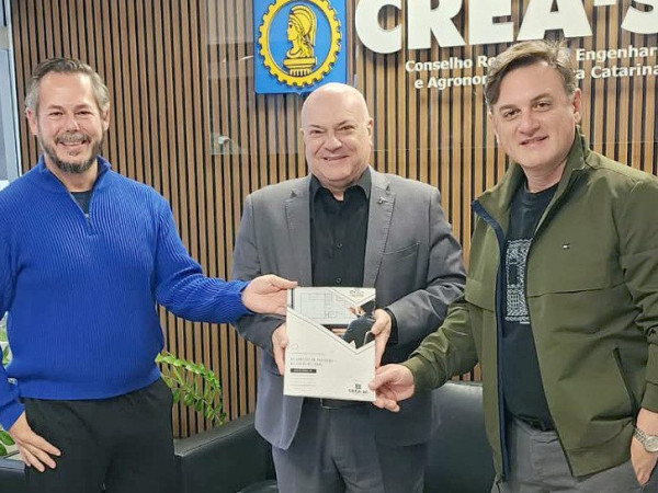 O CREA-SC recebe o formul&aacute;rio t&eacute;cnico de an&aacute;lise de projetos de acessibilidade,