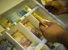 Trabalhadores nascidos em novembro e dezembro recebem abono salarial