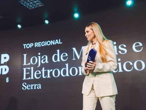 Aline Berlanda, diretora de Marketing, recebeu, em nome da Berlanda, o pr&ecirc;mio Top of Mind, que reconheceu a marca como a mais lembrada na categoria M&oacute;veis e Eletro na Regi&atilde;o Serra.