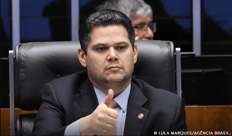 A PEC estava na mesa do senador desde o final de maio, depois de aprovada na Câmara dos Deputados.