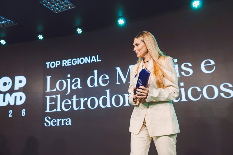 Aline Berlanda, diretora de Marketing, recebeu, em nome da Berlanda, o prêmio Top of Mind, que reconheceu a marca como a mais lembrada na categoria Móveis e Eletro na Região Serra.