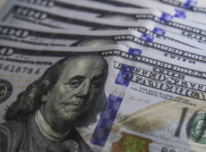 D&oacute;lar cai para R$ 5,17 ap&oacute;s an&uacute;ncio de recompra de t&iacute;tulos nos EUA