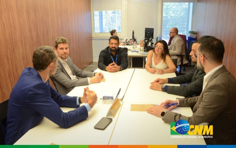A visita à sede da entidade, em Brasília, proporcionou um espaço de diálogo e intercâmbio de experiências sobre temas estratégicos para as administrações tributárias municipais, em especial sobre a Reforma Tributária.