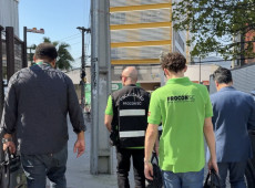 Equipes de fiscaliza&ccedil;&otilde;es do Procon SC e Conselho Regional SC 