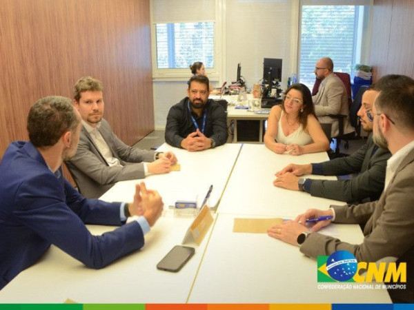 A visita &agrave; sede da entidade, em Bras&iacute;lia, proporcionou um espa&ccedil;o de di&aacute;logo e interc&acirc;mbio de experi&ecirc;ncias sobre temas estrat&eacute;gicos para as administra&ccedil;&otilde;es tribut&aacute;rias municipais, em especial sobre a Reforma Tribut&aacute;ria.
