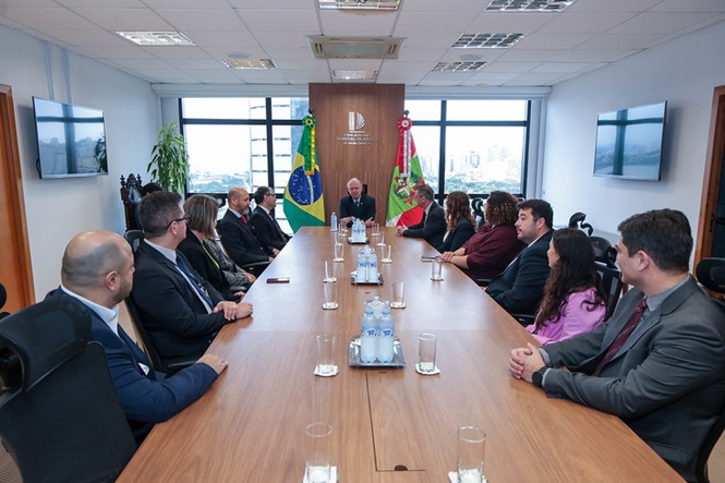 O presidente do TJSC, Rubens Schulz, recebe o desembargador Fábio Muniz (TJPR)