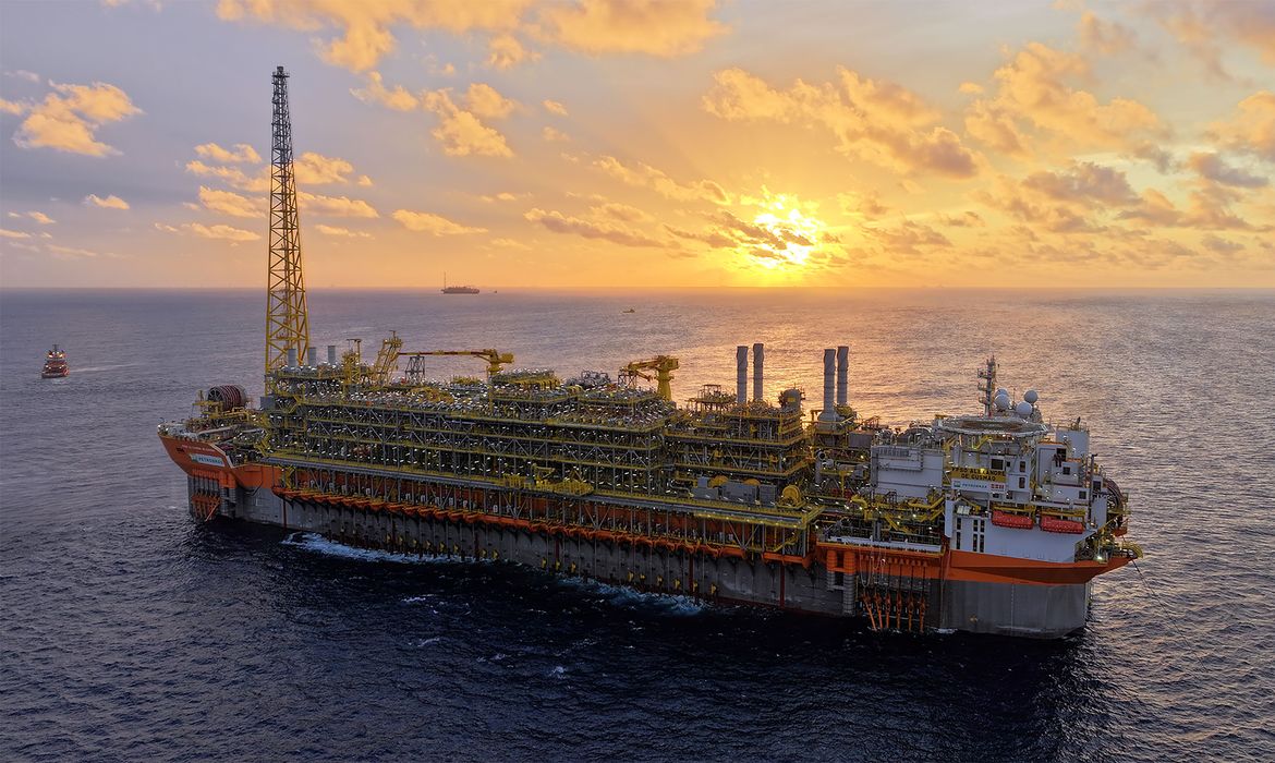 Navio-plataforma da Petrobras atinge produção máxima no pré-sal