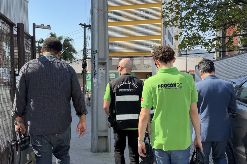 Equipes de fiscaliza&ccedil;&otilde;es do Procon SC e Conselho Regional SC 