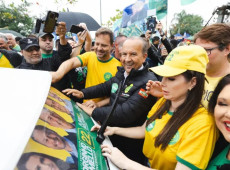 Jorginho Mello participou das a&ccedil;&otilde;es em Itapema, Brusque e Itaja&iacute;. No Litoral Norte, destacou a Via Mar como uma das principais prioridades de um novo mandato.