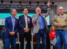 Os candidatos ao Senado D&eacute;cio Lima (PT) e Afr&acirc;nio Boppr&eacute; (PSOL) tamb&eacute;m participaram do ato.
