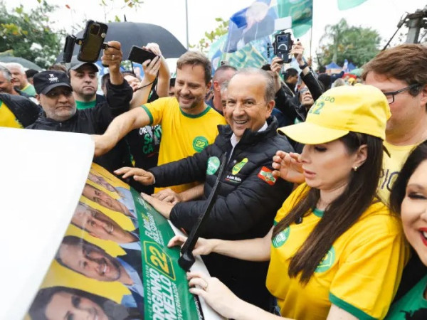 Jorginho Mello participou das a&ccedil;&otilde;es em Itapema, Brusque e Itaja&iacute;. No Litoral Norte, destacou a Via Mar como uma das principais prioridades de um novo mandato.