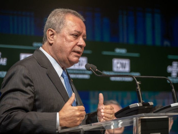 Presidente da CNI Ricardo Alban.