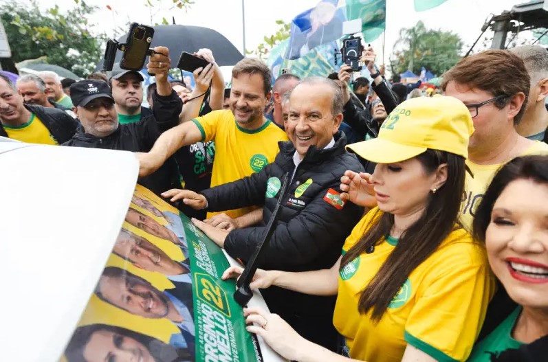 Jorginho Mello participou das ações em Itapema, Brusque e Itajaí. No Litoral Norte, destacou a Via Mar como uma das principais prioridades de um novo mandato.