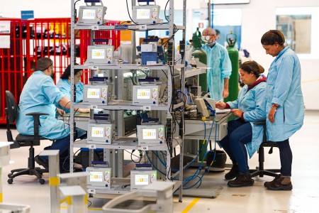 Equipe da Magnamed, fabricante de ventiladores pulmonares apoiada pelo PIPE-FAPESP 