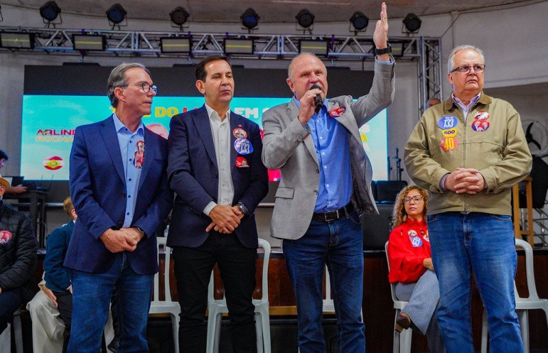 Os candidatos ao Senado Décio Lima (PT) e Afrânio Boppré (PSOL) também participaram do ato.