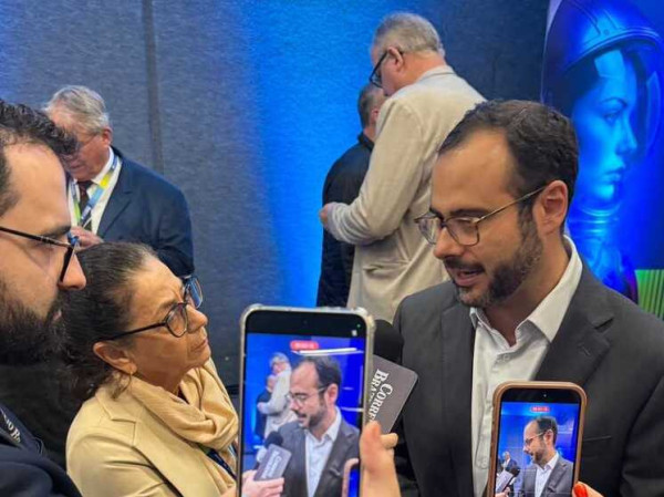 Para o ministro, esta PEC visa &agrave; valoriza&ccedil;&atilde;o do trabalho, representando uma forma indireta de elevar a renda dos trabalhadores