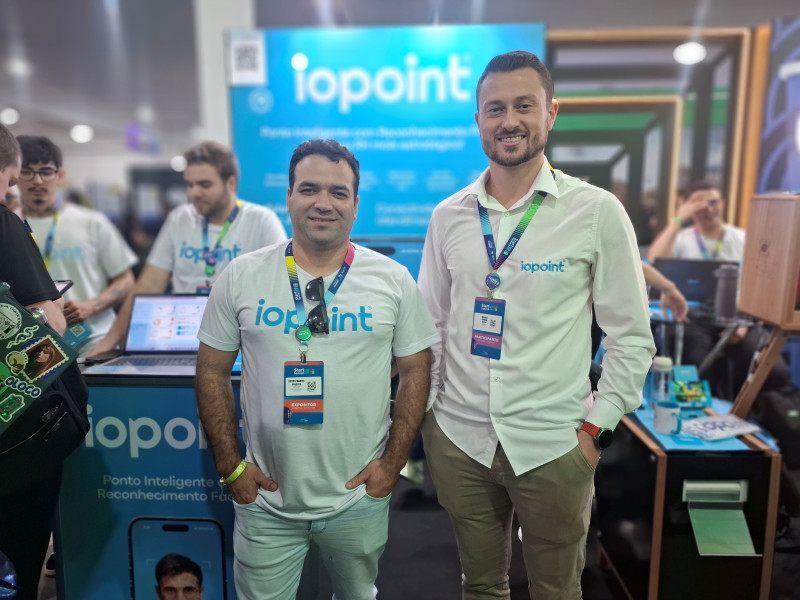 Deyvis Manuel Prestes e Fabricio Henrique Secchi representam a iopoint no Startup Summit 2026, em Florianópolis