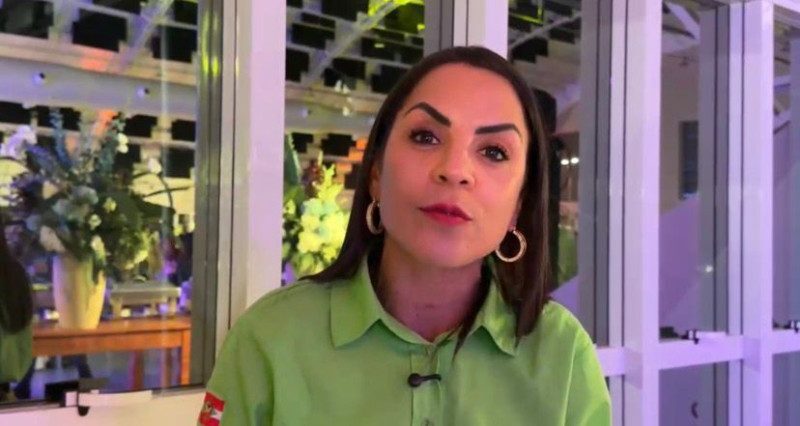  Diretoria de Relações e Defesa do Consumidor (PROCON/SC), delegada Michele Alves, reforça a importância de nunca fornecer senhas ou códigos de segurança e de desconfiar de contatos que orientem a realização de procedimentos bancários