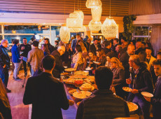 Cerca de 100 pessoas participaram do coquetel que recepcionou comitivas estrangeiras em Florian&oacute;polis.