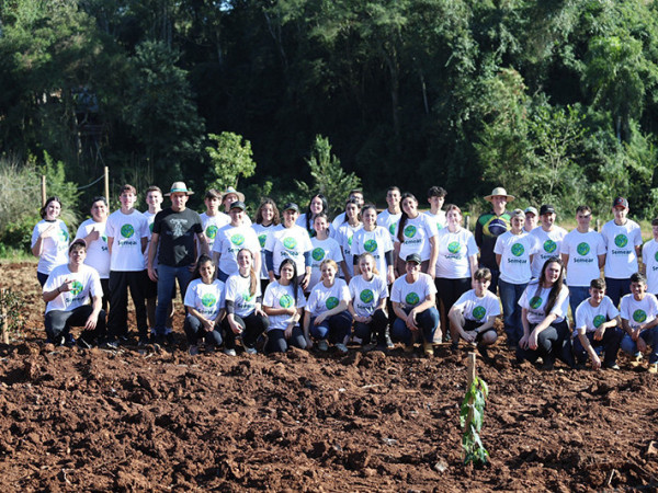 Na etapa final do programa, foram plantadas 130 mudas de 16 esp&eacute;cies nativas.