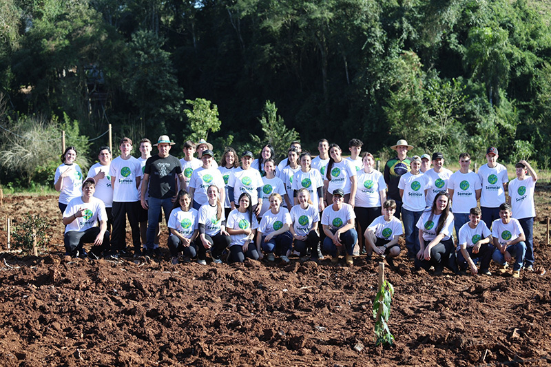 Na etapa final do programa, foram plantadas 130 mudas de 16 espécies nativas.