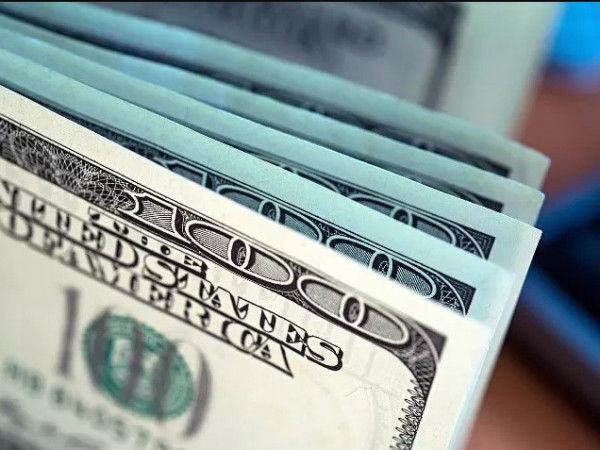 Mesmo com a queda no in&iacute;cio desta segunda-feira, o d&oacute;lar acumula valoriza&ccedil;&atilde;o de aproximadamente 2,5% em agosto.