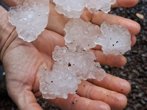 O temporal que ainda atua em grande parte do estado, com potencial para ventos intensos e queda de granizo.